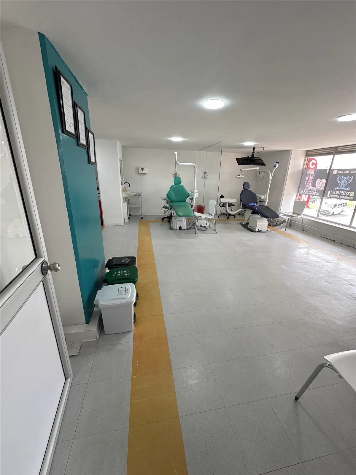 Pasillo luminoso del consultorio de Strip Dentistry