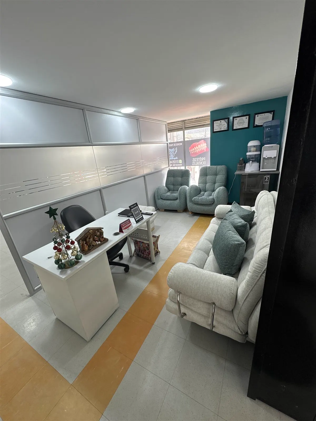 Sala de espera cómoda del consultorio